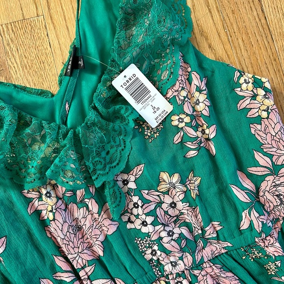 NWT TORRID GREEN LACE FLORAL MAXI DRESS 2 2X - Picture 3 of 3